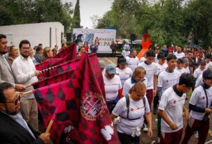 El presidente municipal de Naucalpan, Isaac Montoya da banderazo a carrera atlética