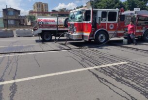 Bomberos de Ecatepec y Tlalnepantla en volcadura de pipa de gasolina en Autopista Pachuca México