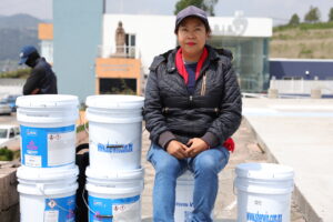 Pintura, tinacos, calentadores solares, impermeabilizantes, entre otros artículos entrega gobierno de Huixquilucan