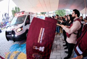 Entregan 6 ambulancias y unidades a bomberos