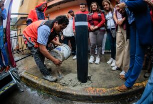 Reconstruyen banquetas y guarniciones en avenida Colinas de San Mateo, Naucalpan