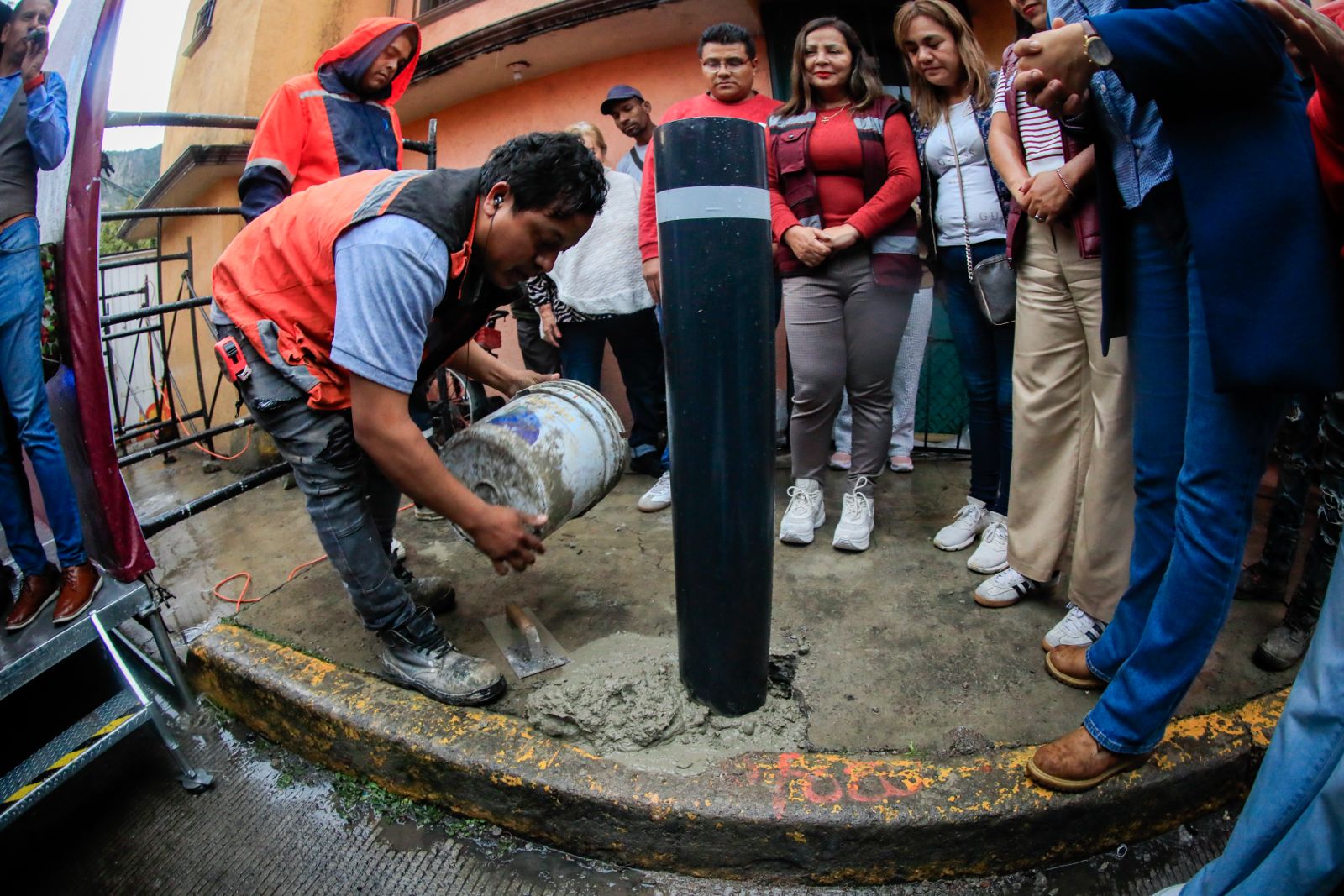 Reconstruyen banquetas y guarniciones en avenida Colinas de San Mateo, Naucalpan