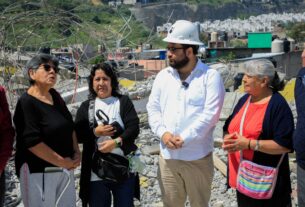 Isaac Montoya con habitantes de la zona donde demolieron edificio