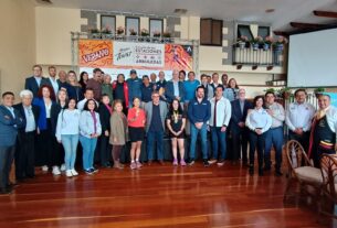 Patrocinadores, dirigentes vecinales y organizadores de la carrera encabezados por Toño Dávila