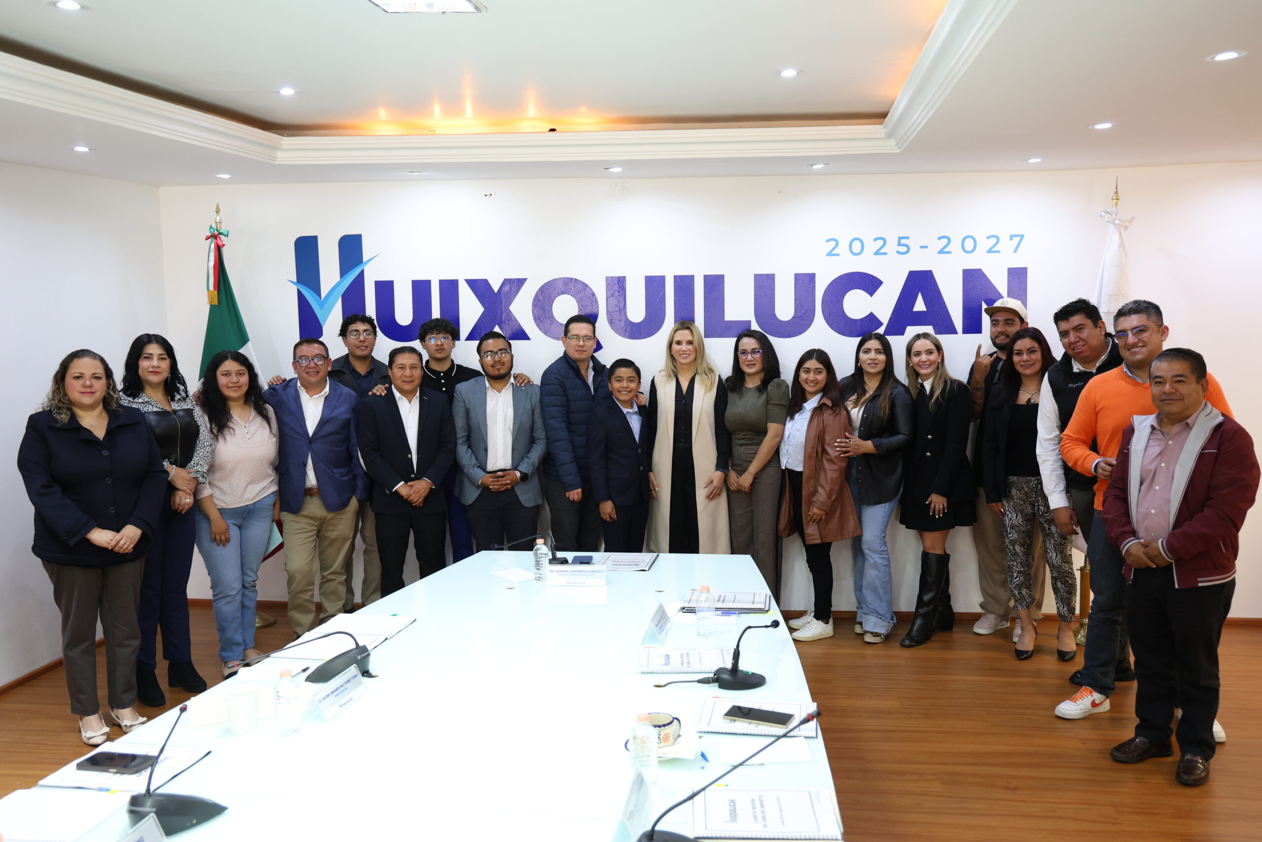 Exponen jóvenes proyectos en Cabildo de Huixquilucan