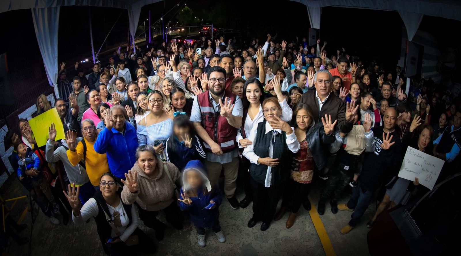 Isaac Montoya y presidenta de DIF, Adriana Escobar inauguran sendero seguro