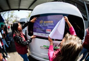 Colocan calcomanías para orientar sobre la protección de mujeres en transporte, en Naucalpan