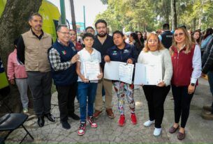 Reciben certificados de educación y la renovación de calles en Echegaray y Los Pastores en Naucalpan