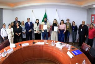 El presidente municipal, Isaac Montoya Márquez, entre los funcionarios que reciben capacitación de la ONU OIM