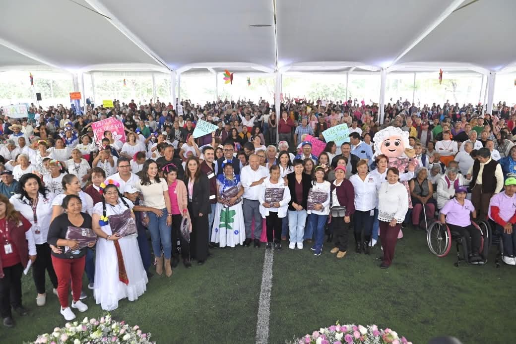 Adultos mayores reciben equipos para actividades recreativas y deportivas