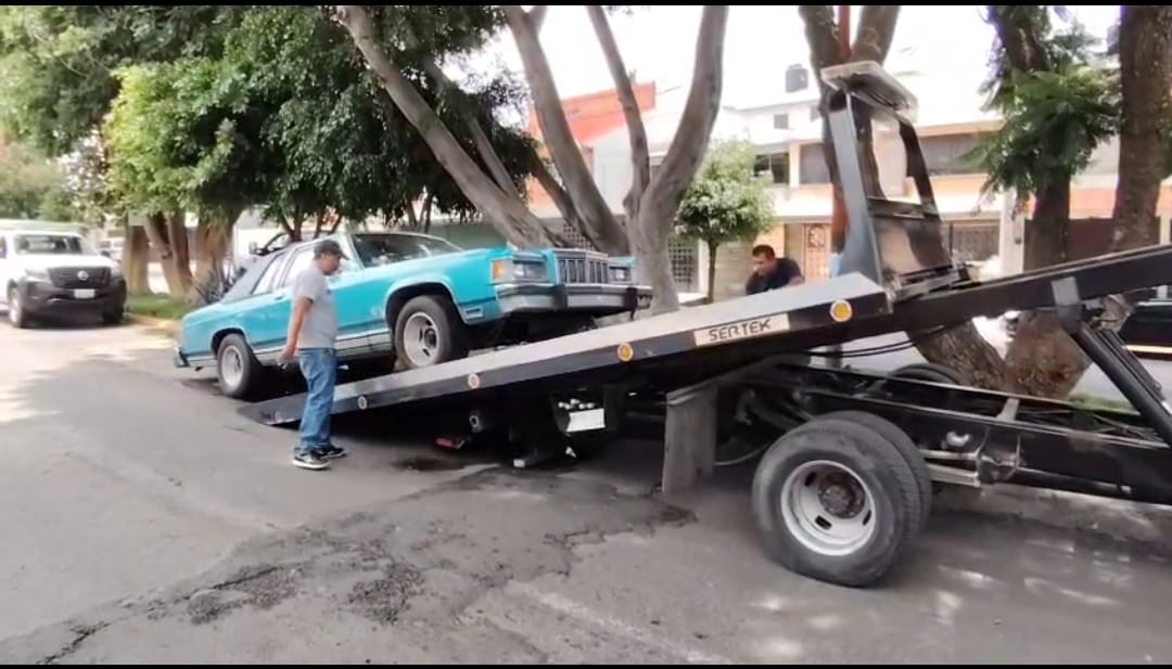 Retiran autos abandonados de vía pública en Tlalnepantla