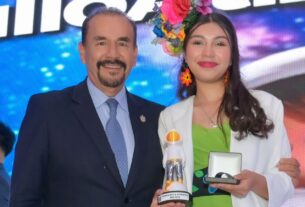 Pedro Rodríguez entrega premio de la Juventud