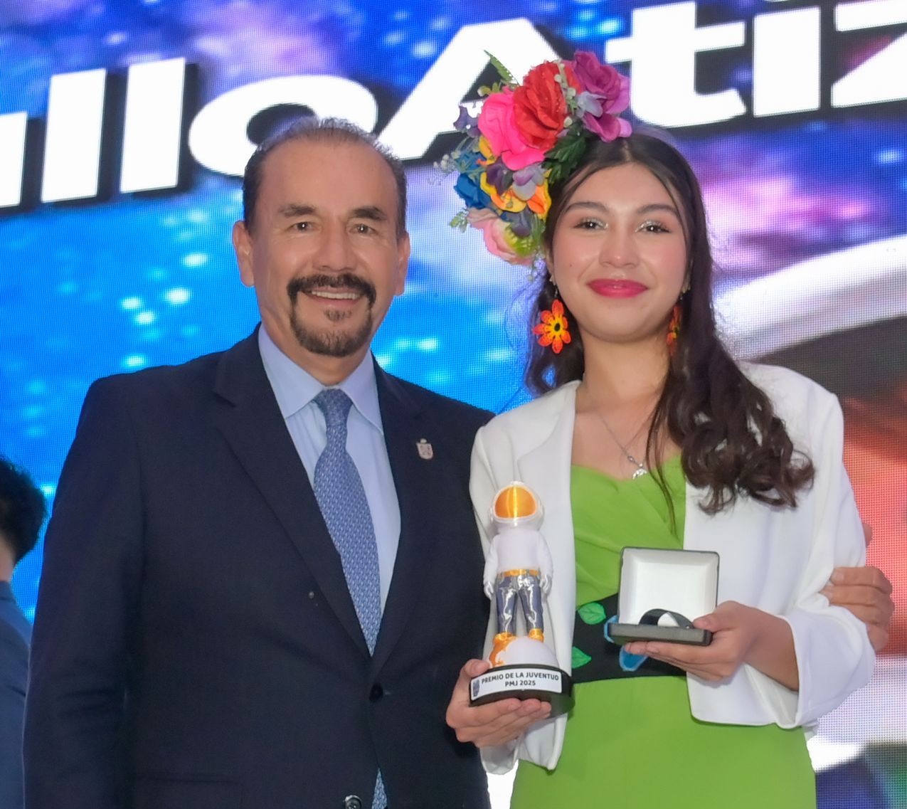 Pedro Rodríguez entrega premio de la Juventud