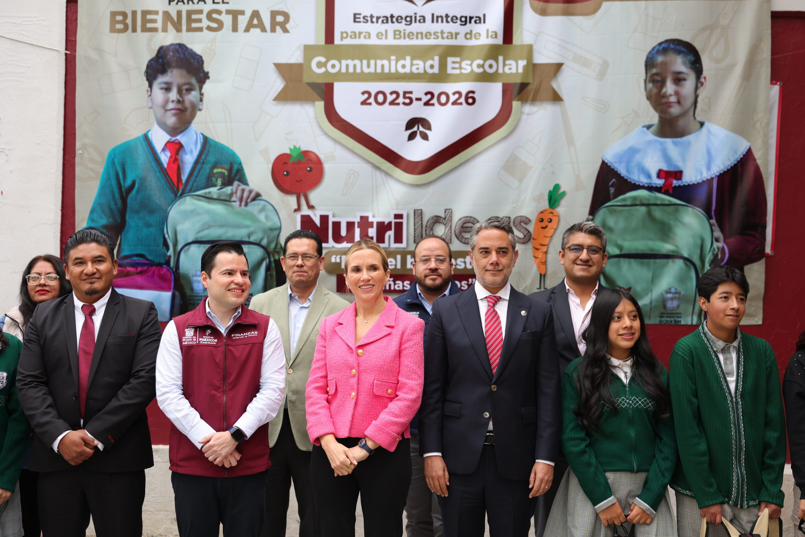 Entrega Romina Contreras apoyo a estudiantes para que eviten la deserción escolar