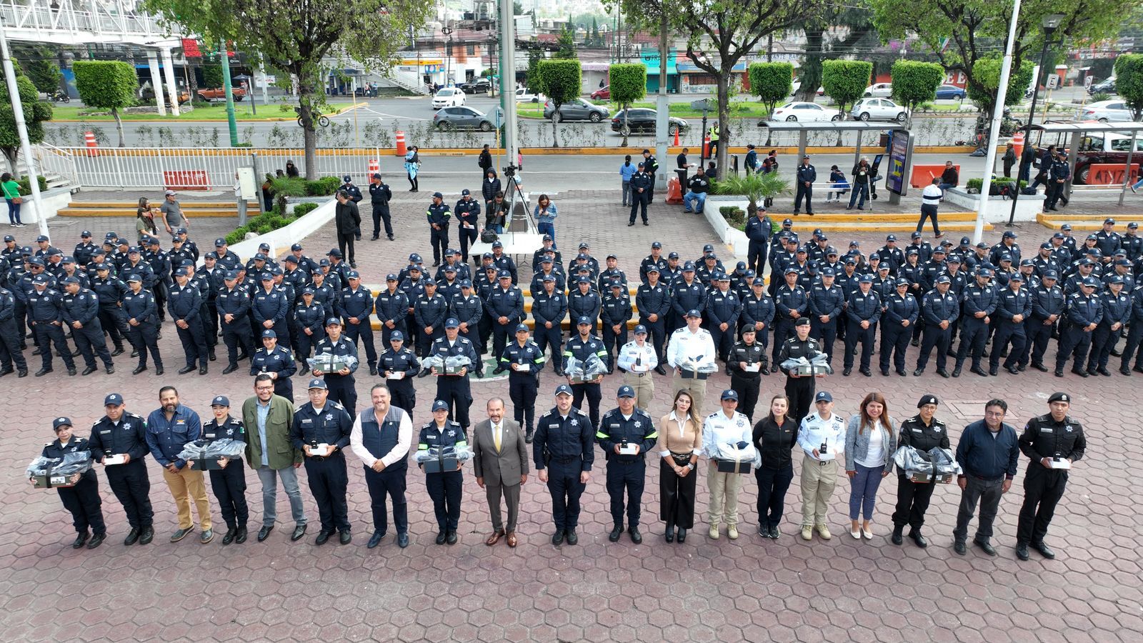 Equipo de comunicación y uniformes entregan a policías de Atizapán de Zaragoza