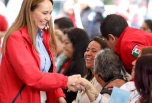 Cristina Ruiz Sandoval entrega sillas de ruedas y útiles escolares