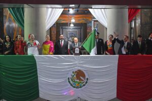 Raciel Pérez Cruz, alcalde de Tlalnepantla, da El Grito de Independencia acompañado de cabildo y directores