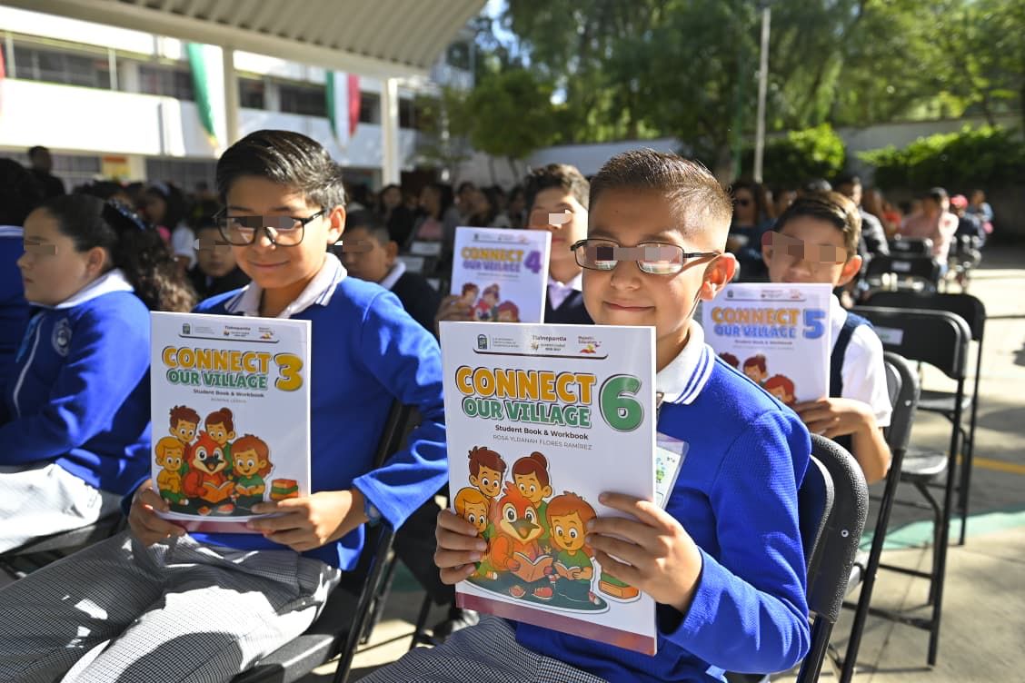 Entregan textos de Inglés en Tlalnepantla