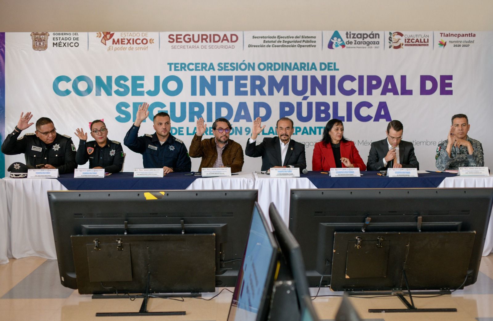 Pedro Rodríguez con autoridades de seguridad vecinos y estatales