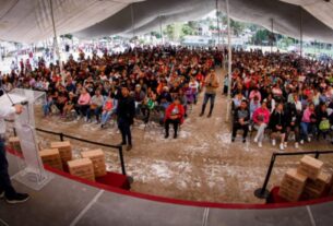 El alcalde de Naucalpan, Isaac Montoya Márquez, entrega otras 5 mil despensas