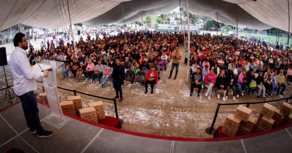 El alcalde de Naucalpan, Isaac Montoya Márquez, entrega otras 5 mil despensas