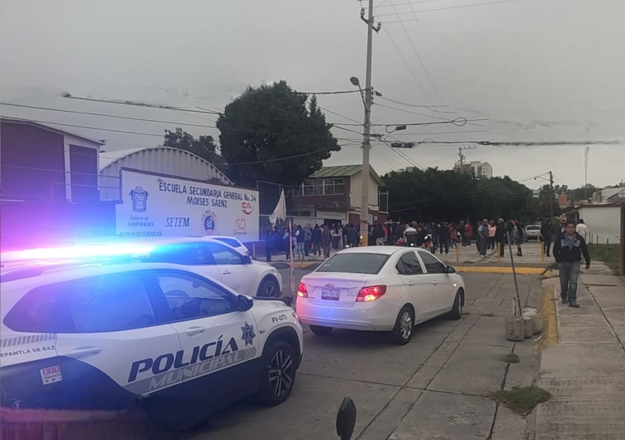 Policía de Tlalnepantla en operativo Escuela Segura