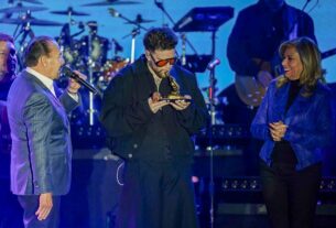 Entrega de estatuilla por la calidad de los eventos en Atizapán de Zaragoza