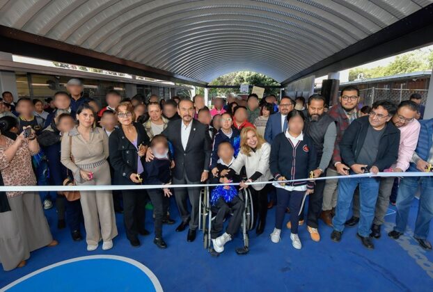 Pedro Rodríguez y Paty Arévalo en inauguración de techumbre en CAM 10