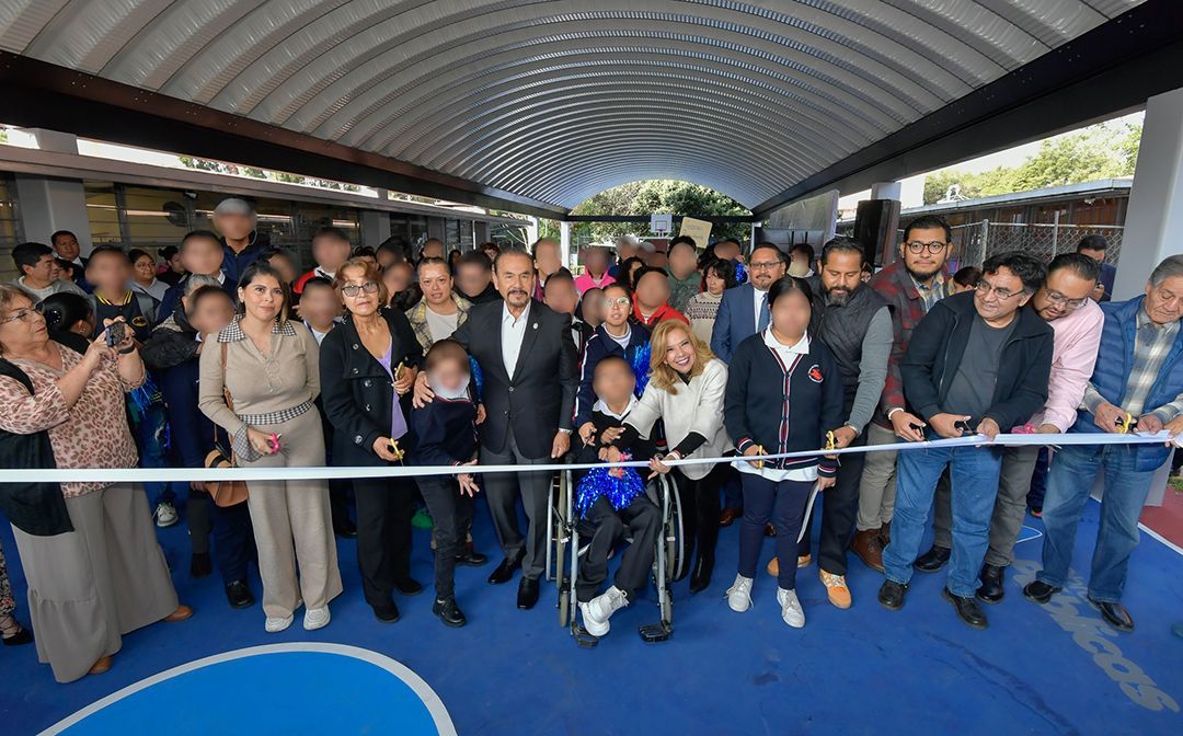 Pedro Rodríguez y Paty Arévalo en inauguración de techumbre en CAM 10