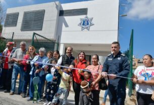 Ciudadanos, el alcalde de Atizapán de Zaragoza, Pedro Rodríguez y el Comisario de la Policía, Fabián Gómez Calcáneo inauguran módulo policial