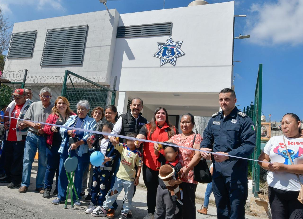 Ciudadanos, el alcalde de Atizapán de Zaragoza, Pedro Rodríguez y el Comisario de la Policía, Fabián Gómez Calcáneo inauguran módulo policial