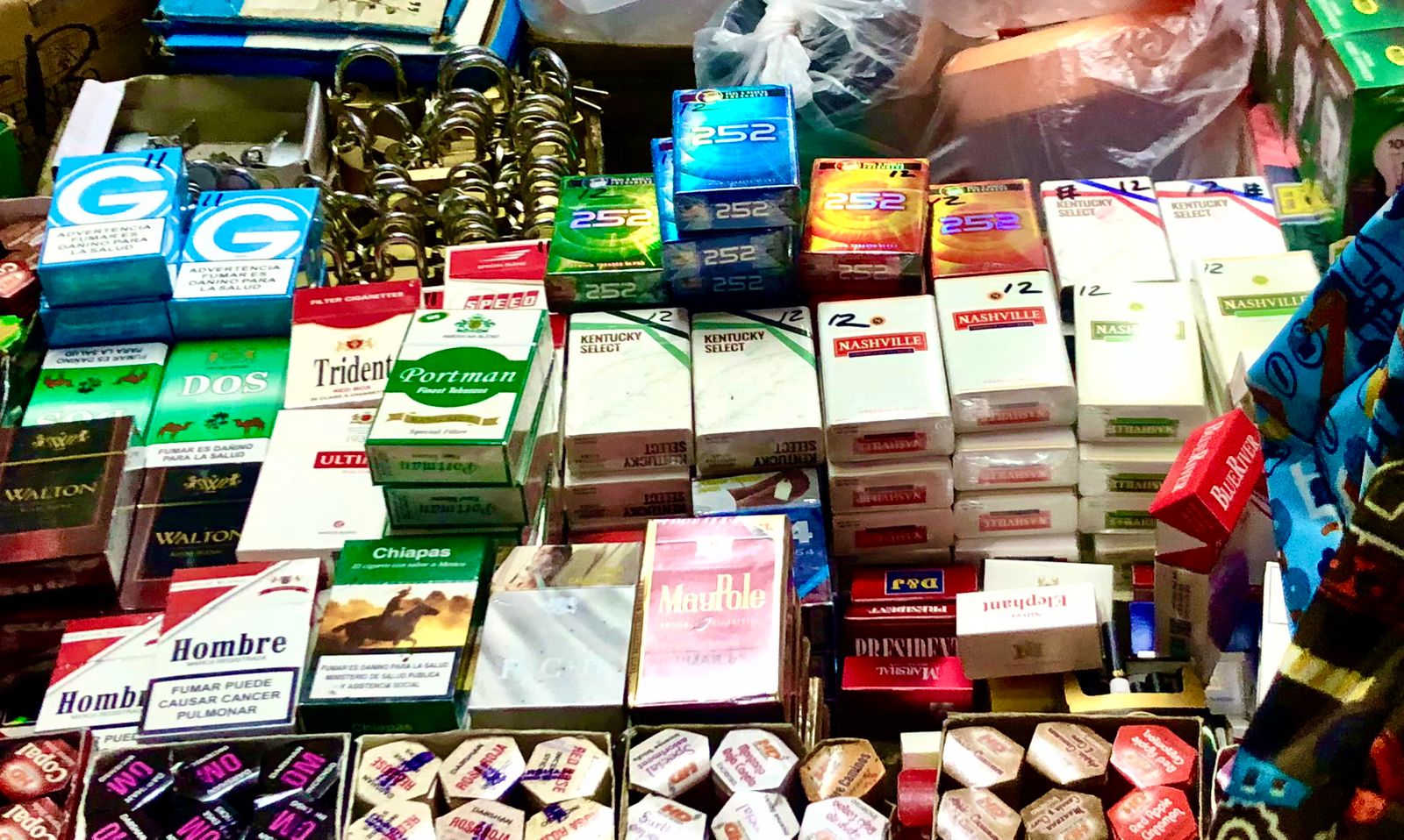 Cajetillas de cigarros apócrifos invaden tianguis
