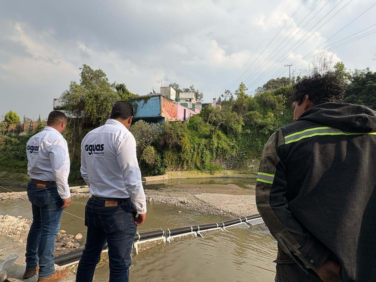 Instalan retenedoras de basura en la presa El Capulín de Huixquilucan