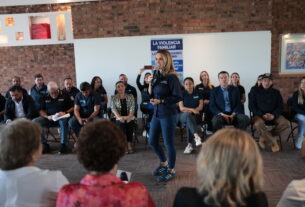 Romina Contreras, Alcaldesa de Huixquilucan, recibe más de 50 peticiones en el fraccionamiento Lomas de Tecamachalco