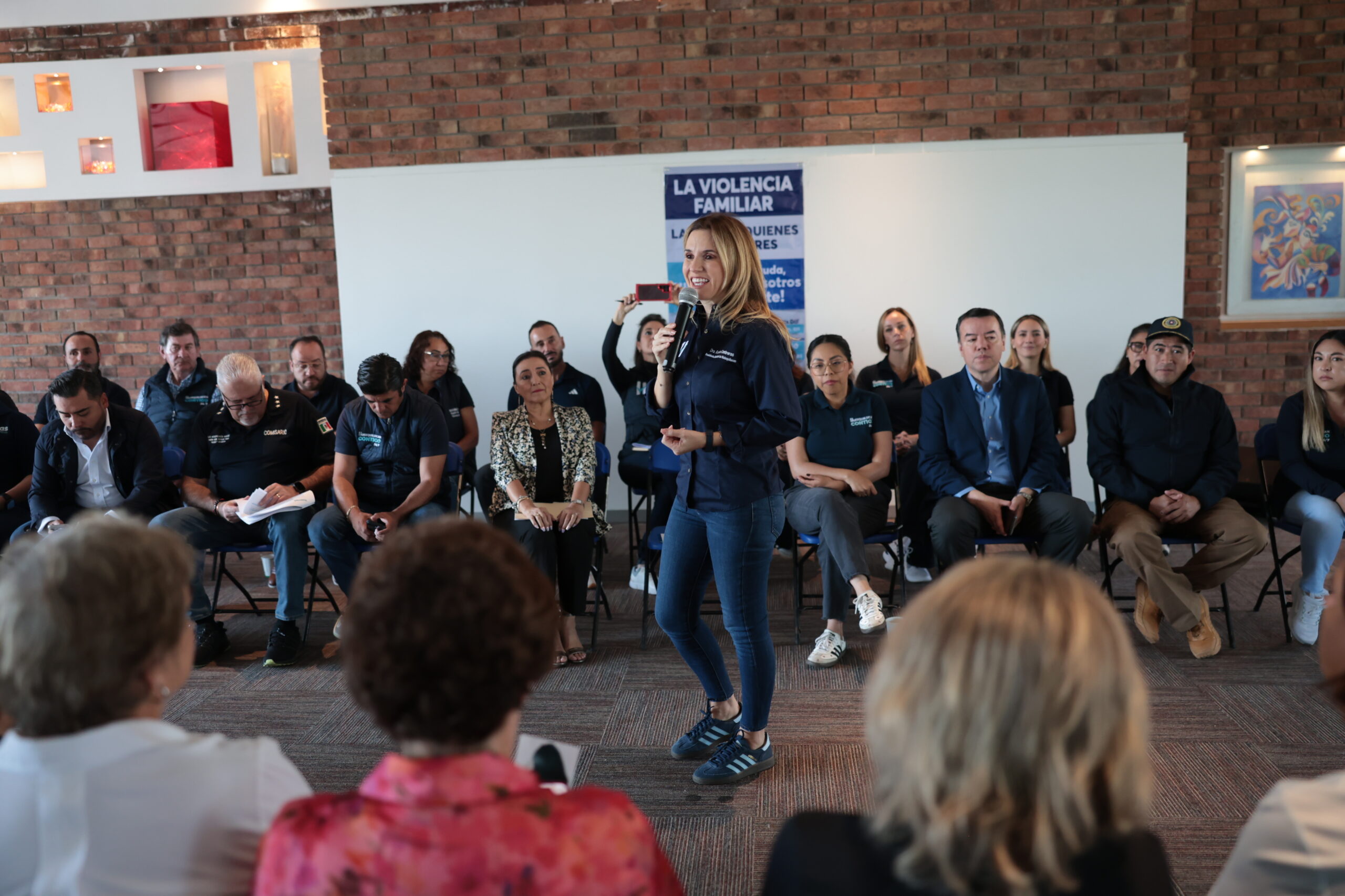 Romina Contreras, Alcaldesa de Huixquilucan, recibe más de 50 peticiones en el fraccionamiento Lomas de Tecamachalco