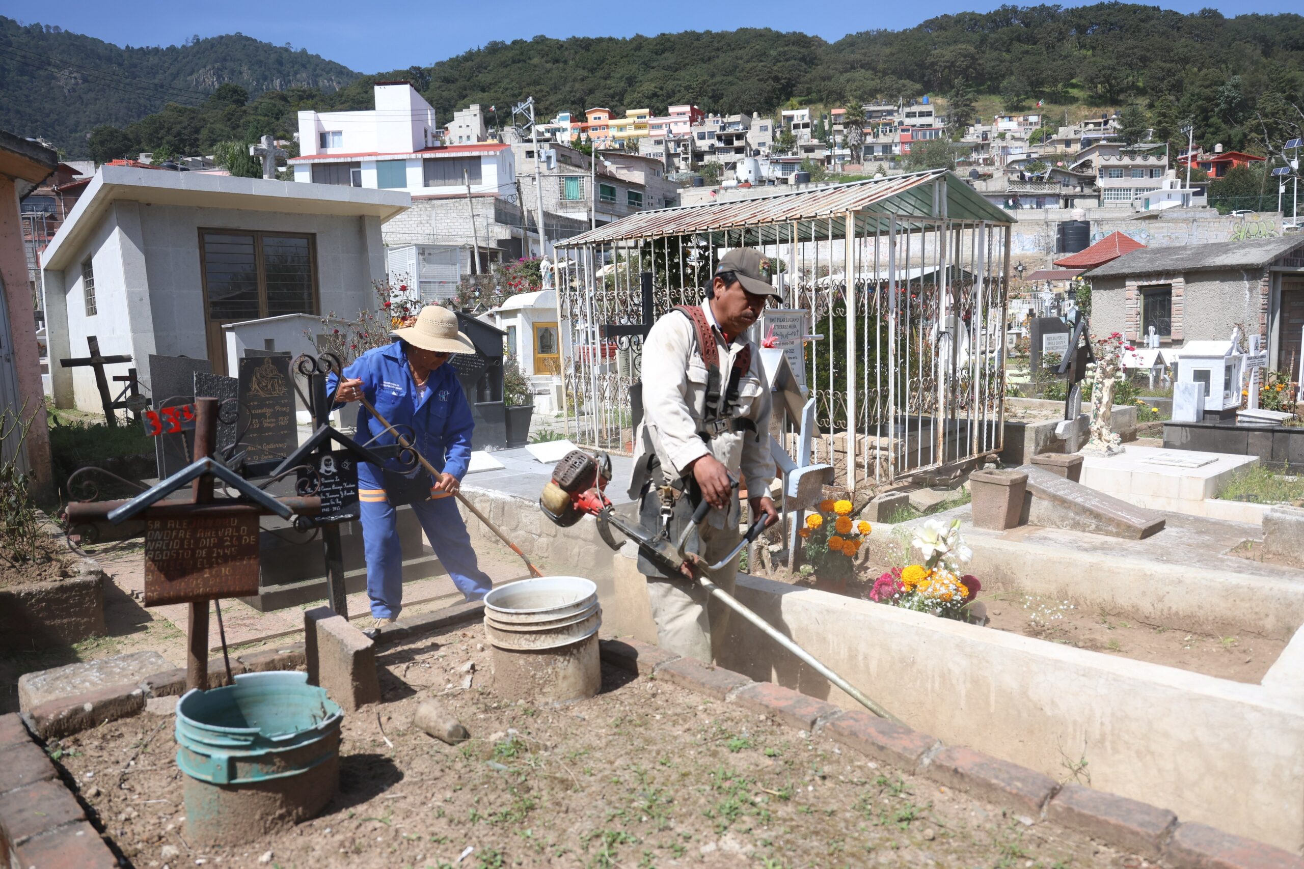 A punto dejan panteones en Huixquilucan