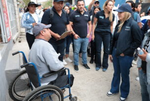 Romina Contreras conversa con habitantes de Magdalena Chichicaspa, Huixquilucan
