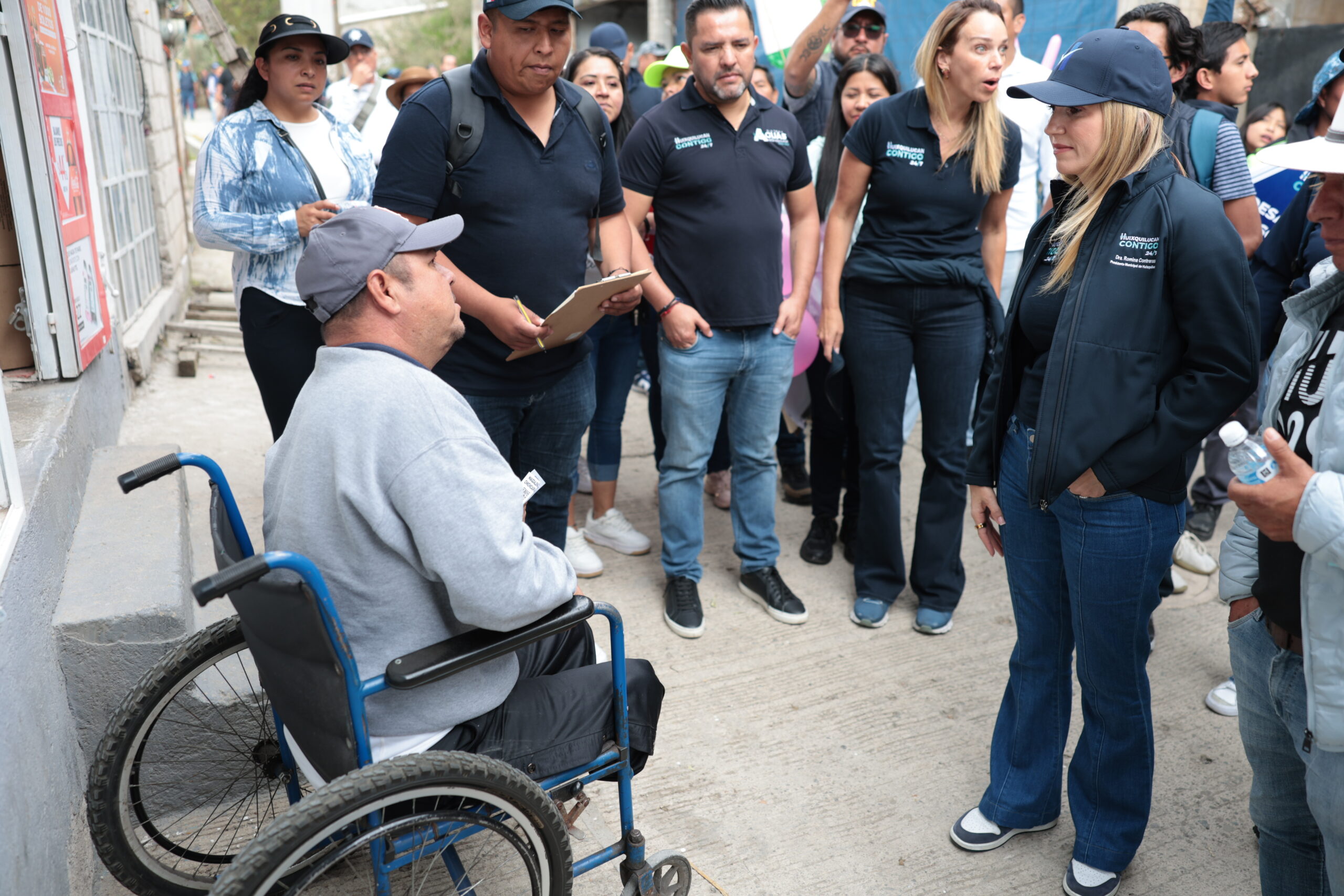 Romina Contreras conversa con habitantes de Magdalena Chichicaspa, Huixquilucan