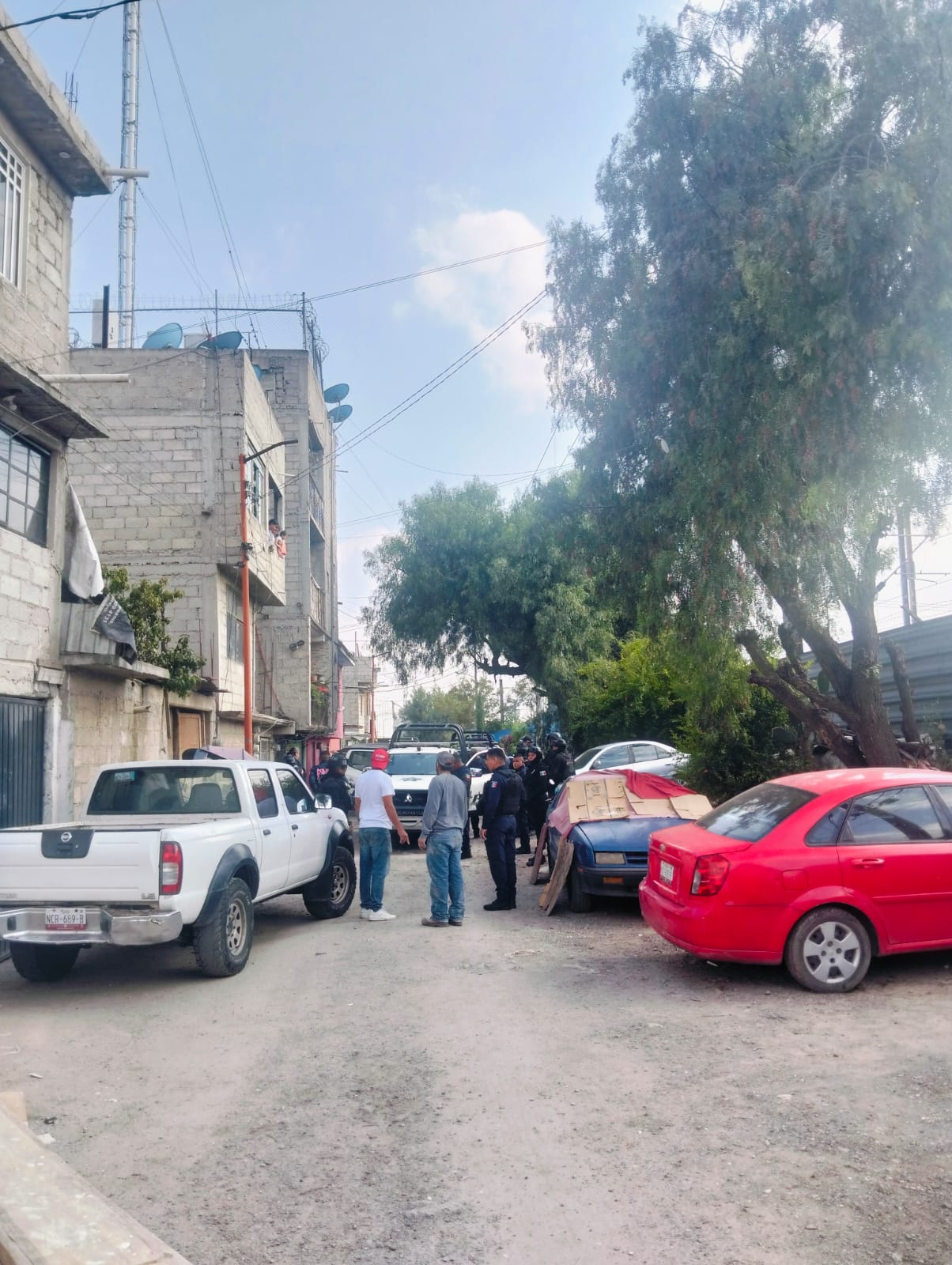 *Boletín de Seguridad Pública Tlalnepantla de Baz No. 51* Tlalnepantla de Baz, Estado de México – 02 de octubre de 2025 P EVENTO: Portación de arma de fuego Región: 04 Sector: 11 Alrededor de las 16:00 horas, durante un recorrido de seguridad en la Colonia La Blanca, un ciudadano solicitó apoyo a los elementos en servicio. La persona refirió que, al estacionar su camioneta Nissan Frontier color blanco, modelo 2014 con placas NCR-689-B, accidentalmente lastimó a un perro, lo que generó una discusión con un hombre que, en estado alterado, sacó un arma de fuego y realizó una detonación. De inmediato, los elementos acudieron al lugar señalado, donde el afectado identificó al presunto responsable. Tras realizarle una inspección preventiva, se le aseguró un arma de fuego tipo escuadra, color negro, marca Mendoza, modelo K-62-3, calibre .22 mm, con aproximadamente 30 cartuchos útiles, así como un cartucho percutido en la recámara. El sujeto fue asegurado conforme a protocolo y se le hicieron saber sus derechos de ley, para posteriormente ser presentado ante la Fiscalía General de Justicia del Estado de México, sede Tlalnepantla de Baz, donde se determinará su situación jurídica. La Comisaría General de Seguridad y Proximidad Ciudadana de Tlalnepantla reitera su compromiso con la construcción de la paz y la restauración del tejido social.