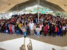 Isaac Montoya con los más de 1,300 beneficiados de la colonia 3 de Mayo