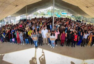 Isaac Montoya con los más de 1,300 beneficiados de la colonia 3 de Mayo