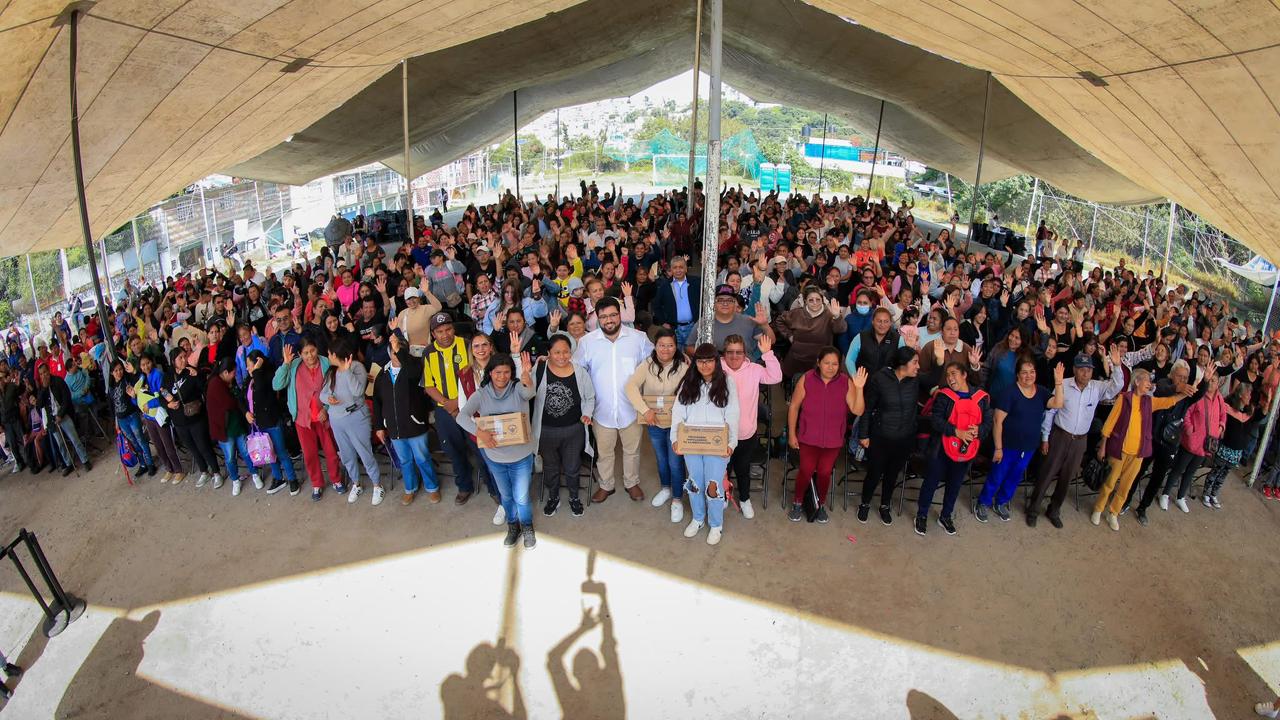 Isaac Montoya con los más de 1,300 beneficiados de la colonia 3 de Mayo