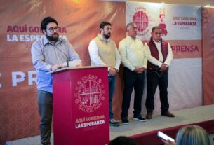 El alcalde de Naucalpan, Isaac Montoya Márquez, y funcionarios de la dirección de Obras, Servicios Públicos y OAPAS