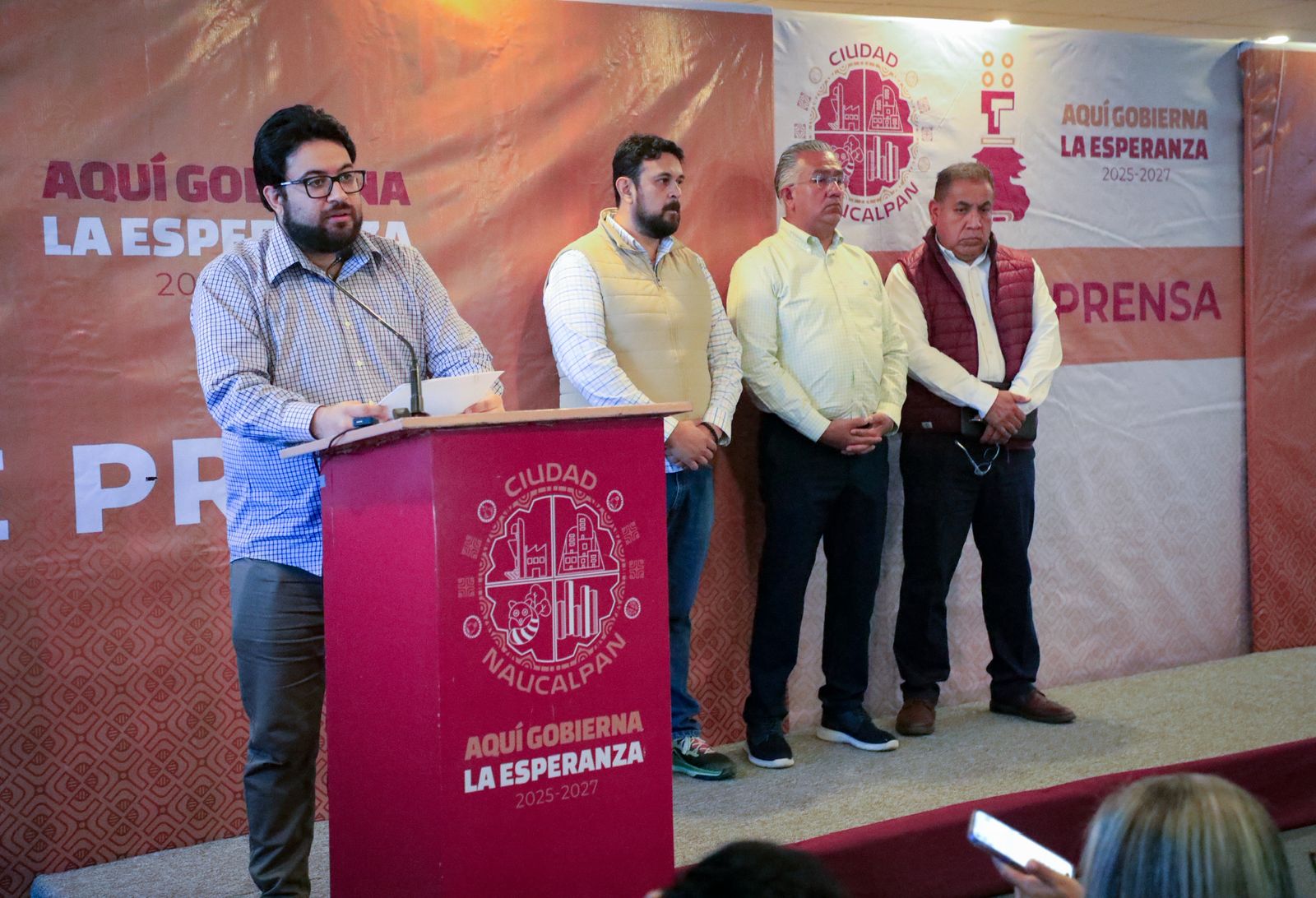 El alcalde de Naucalpan, Isaac Montoya Márquez, y funcionarios de la dirección de Obras, Servicios Públicos y OAPAS