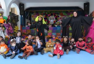 Maestros y niños en ofrenda monumental de Xipal