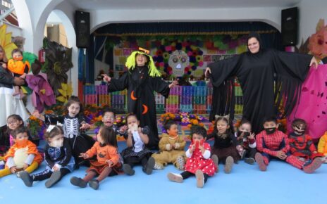 Maestros y niños en ofrenda monumental de Xipal
