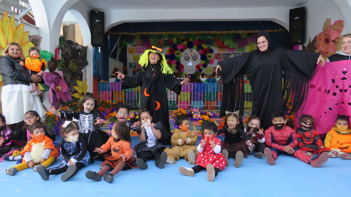Maestros y niños en ofrenda monumental de Xipal