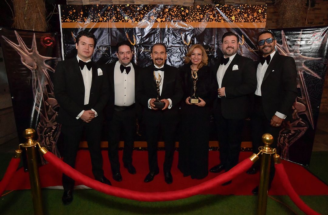 Pedro Rodríguez, alcalde de Atizapán de Zaragoza y Paty Arévalo, DIF Atizapán reciben Palmas de Oro