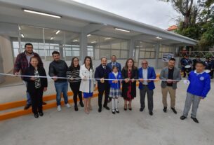 Dos aulas entrega el alcalde de Atizapán de Zaragoza, Pedro Rodríguez Villegas