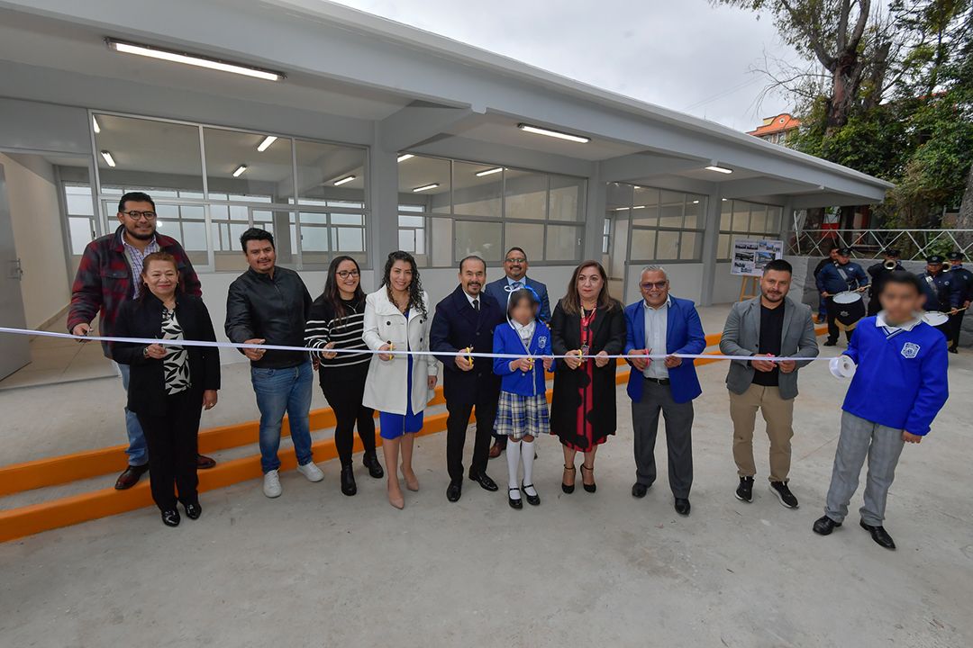 Dos aulas entrega el alcalde de Atizapán de Zaragoza, Pedro Rodríguez Villegas